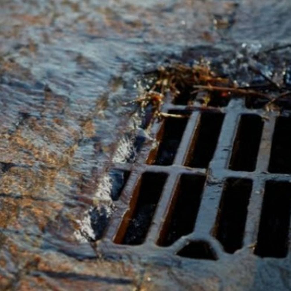 desentupimento-redes-fluviais-estourada